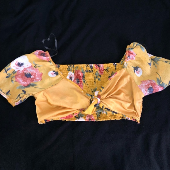 Cropped Flowy Tie Front Floral Top - Picture 7 of 11
